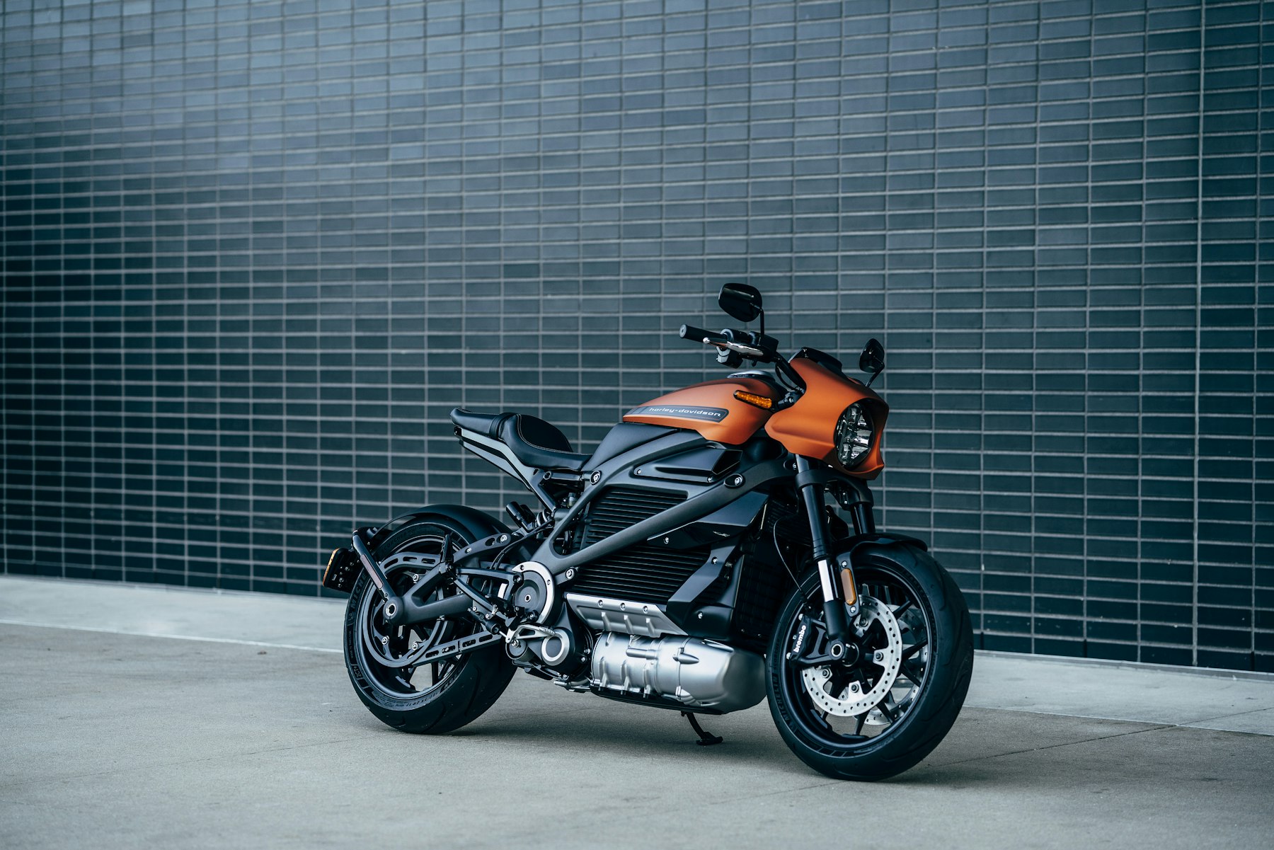 Manomètre vérifiant la pression d'un pneu de moto